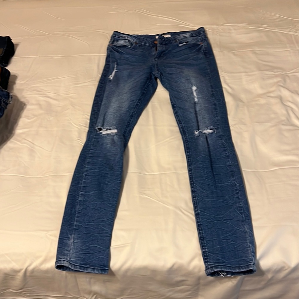 Distressed skinny jeans Forever 21 size 25 - worn twice.
